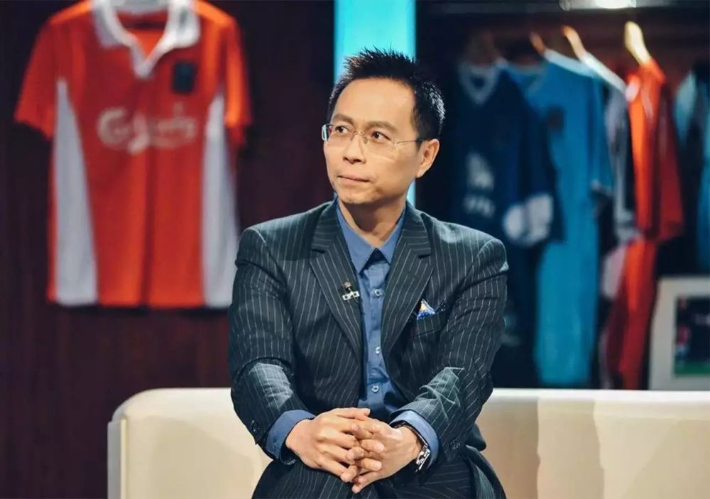 众人也知道，叶家祭祖大典十二年才举办一次，庄严肃穆，而且也并非什么公开的仪式活动，众人留在这里旁观确实不太合适。
